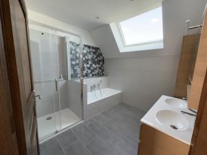 a bathroom with a shower and a sink at Au parfum des roses in Gunstett