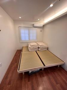 瀬底にあるフクギのお家の窓付きの部屋のベッド1台分です。 +35枚の写真