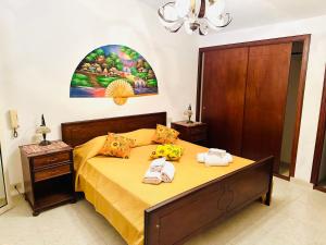 una camera da letto con un letto e asciugamani di I mori di Sicilia Relais Charme ad Altavilla Milicia