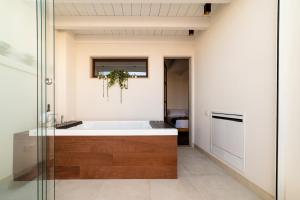 uma casa de banho com uma banheira e um lavatório em Arringo - Stay comfy em Conversano
