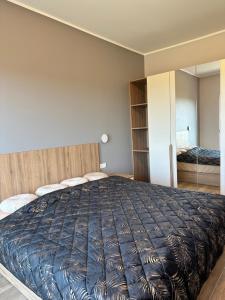 1 dormitorio con 1 cama con edredón azul en Villa Chiara Piemonte en San Salvatore Monferrato