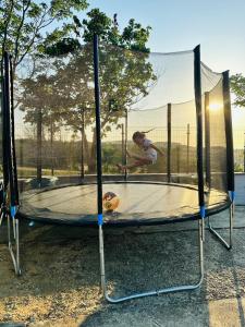 una persona está jugando en un trampolín en Villa Chiara Piemonte, en San Salvatore Monferrato