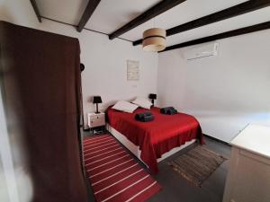 Un dormitorio con una cama con una manta roja. en Villa dos Patudos, en Faro 12 fotos más