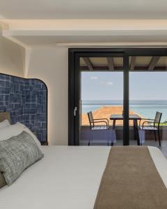 Postel nebo postele na pokoji v ubytování Costa De Luxe Suites