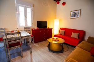 Μια τηλεόραση ή/και κέντρο ψυχαγωγίας στο Apartamentos Doña Concha