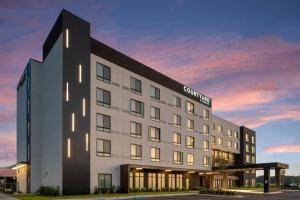 uma representação do hotel Guilford ao anoitecer em Courtyard by Marriott Lafayette South em Lafayette