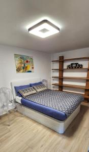 - une chambre avec un lit et une couette bleue dans l'établissement En la playa, à Isla Cristina