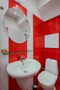 Baño rojo con lavabo y aseo en Prime Location in City Center I The Blue Art Spot, en Sofía