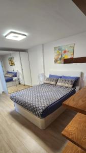1 dormitorio con 1 cama en una habitación en En la playa, en Isla Cristina