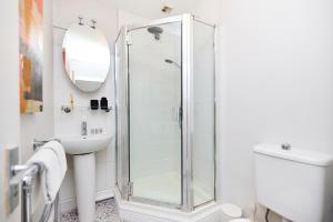 Bathroom sa The Clapham Getaway - Charming 1BDR Flat