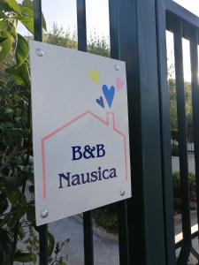um sinal que diz bc nashica ao lado de uma cerca em B&B Nausica em Ripalimosani