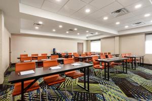 une salle de classe avec des tables et des chaises dans une salle dans l'établissement Holiday Inn Express & Suites - Miramar, an IHG Hotel, à Miramar