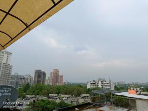 uma vista para o horizonte da cidade com edifícios altos em Modern Room(R1) in Heart of City em Nova Deli