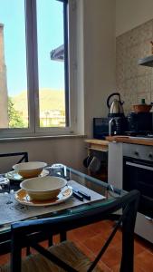 una cocina con una mesa con dos tazones. en Àrima Mondello Apartment en Mondello