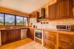 A kitchen or kitchenette at Ideal Property Mallorca - Puri