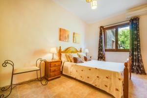 A bed or beds in a room at Ideal Property Mallorca - Puri