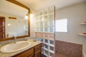 A bathroom at Ideal Property Mallorca - Puri