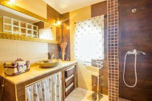 A bathroom at Ideal Property Mallorca - Puri