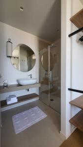 uma casa de banho com um lavatório e um espelho em VIEW Garda Lake em Brenzone sul Garda