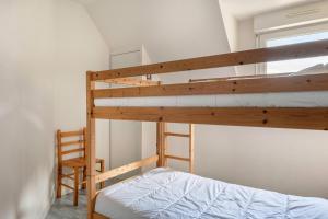 a bedroom with two bunk beds in a room at Maison confortable et familiale pour 6 personnes in Penvins