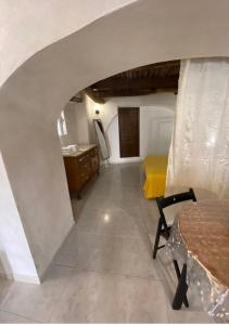 ein kleines Zimmer mit einem Tisch und einem gelben Bett in der Unterkunft Suite al Borgo in Montesarchio