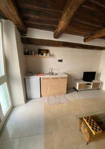 eine Küche mit einem Waschbecken und einer Theke in einem Zimmer in der Unterkunft Suite al Borgo in Montesarchio