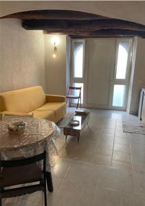 ein Wohnzimmer mit einem Sofa und einem Tisch in der Unterkunft Suite al Borgo in Montesarchio