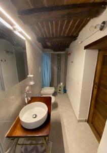 ein Bad mit einem Waschbecken und einem WC in der Unterkunft Suite al Borgo in Montesarchio