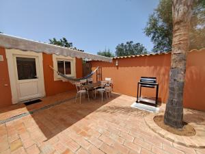una casa con patio y hamaca en Villa dos Patudos, en Faro