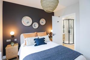 a bedroom with a large bed and a black wall at Beautiful boutique feel centrally located in Hereford