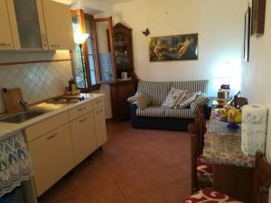 cocina y sala de estar con sofá en un'angolo incantato en Florence