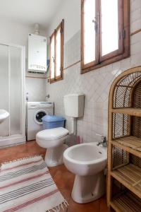 baño con 2 aseos y lavamanos en un'angolo incantato en Florencia