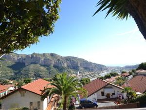- une vue sur une ville avec des montagnes en arrière-plan dans l'établissement Belvilla by OYO Ventimiglia, à Vintimille
