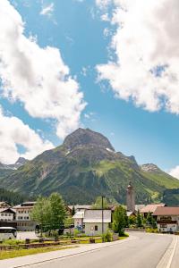 una montagna di fronte a una città con una strada di Apart-Hotel Laurus Lech a Lech am Arlberg