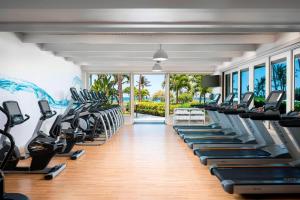 una sala de fitness con filas de máquinas de correr en Marriott’s Waikoloa Ocean Club en Waikoloa