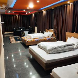Habitación con 3 camas en una habitación con: en Lasa Kusa Homestay en Pātan