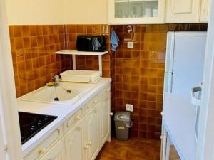 Kúpeľňa v ubytovaní Appartement F3, 4 Couchages, Balcon, Wi-Fi, Garage, Ascenseur, Proche Centre et Cures, Amélie-les-Bains - FR-1-703-97
