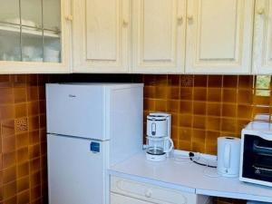 Kuchyňa alebo kuchynka v ubytovaní Appartement F3, 4 Couchages, Balcon, Wi-Fi, Garage, Ascenseur, Proche Centre et Cures, Amélie-les-Bains - FR-1-703-97