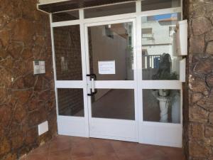 a white door with a window in a building at La casa de Emma in Piles