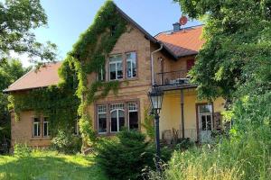 ein Haus, an dessen Seite Efeu wächst in der Unterkunft Herrschaftliches Apartment in historischer Villa in Hanau am Main