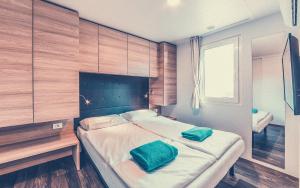 سرير أو أسرّة في غرفة في Bungalows Tenuta Primero
