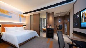Televisyen dan/atau pusat hiburan di Hampton by Hilton Hangzhou West Lake