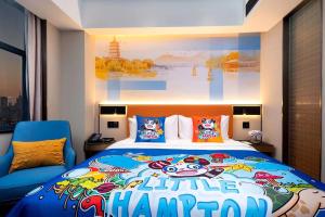 Katil atau katil-katil dalam bilik di Hampton by Hilton Hangzhou West Lake