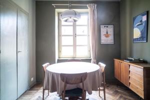 une table à manger avec des chaises et une fenêtre dans l'établissement L'Ambasciata, à Turin