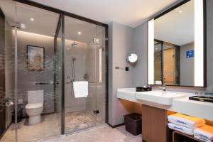 Bilik mandi di Hampton by Hilton Hangzhou West Lake