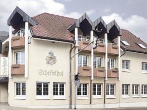 un edificio con un cartello sul lato di Hotel Scheffelhof a Bad Säckingen