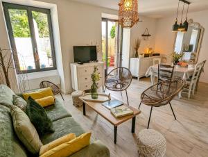 a living room with a couch and a table at Quartier Saint-Enogat maison de charme proche des plages in Dinard