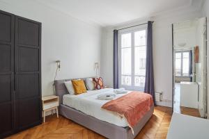 Кровать или кровати в номере Apartment place de l'Etoile By Studio prestige