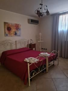 San Pietro in LamaにあるB&B Il Principeのベッドルーム1室(赤毛布付きの大型ベッド1台付)