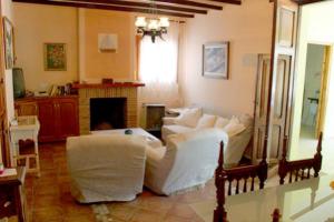 テウラーダにあるFinca Vicente - charming, Finca style holiday villa in Teuladaのリビングルーム(白い家具、暖炉付)